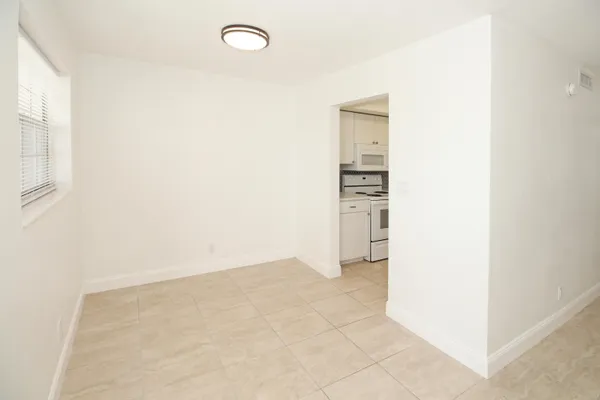 $1,950 | 402 Lake Shore Drive, Unit 207, Lake Park, FL 33403