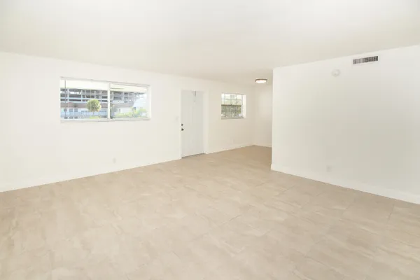 $1,950 | 402 Lake Shore Drive, Unit 207, Lake Park, FL 33403