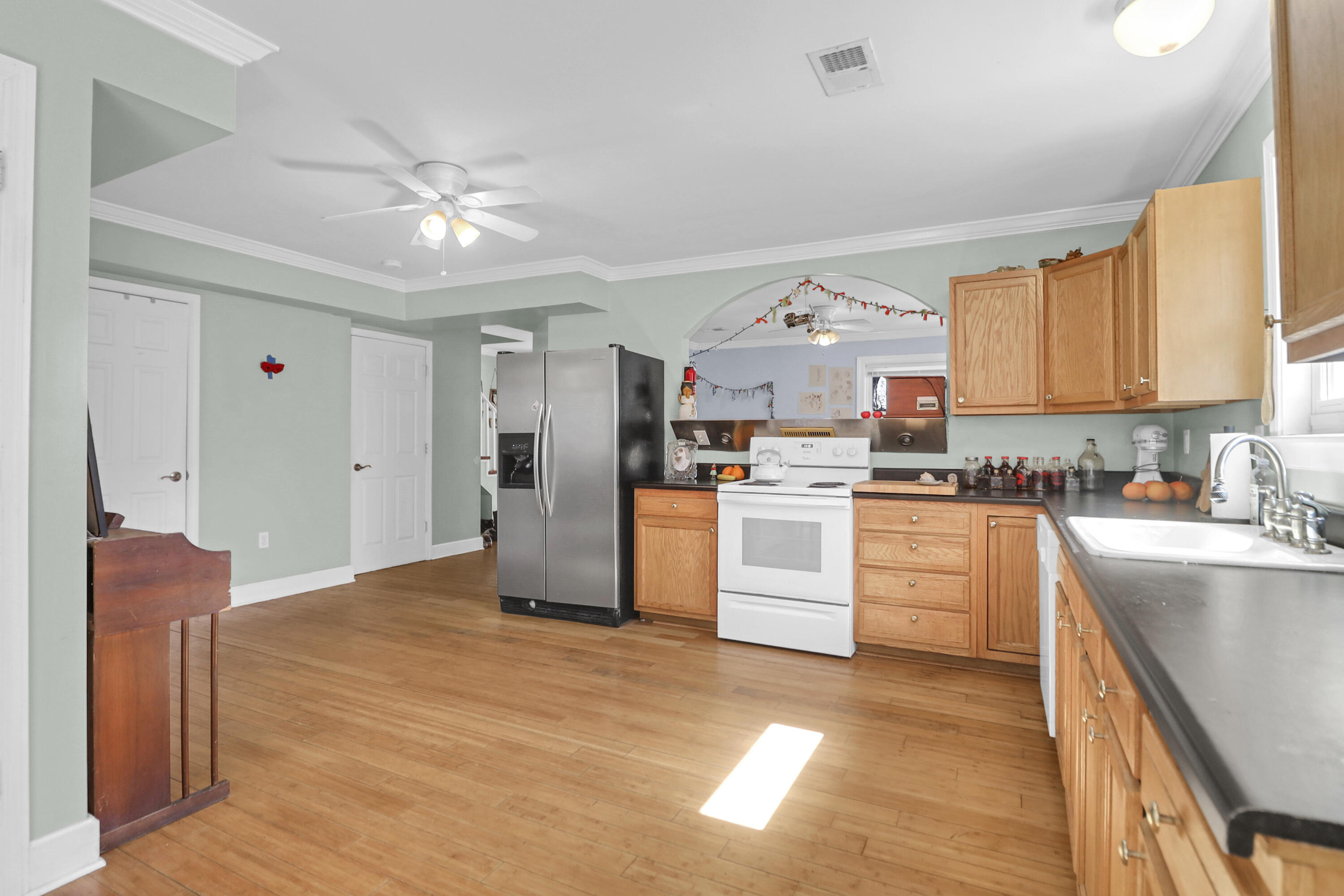 124 East Hudson Avenue Folly Beach, SC 29439 - Photo 7 of 29 124 E Hudson -Tidalcreekphoto- (16)