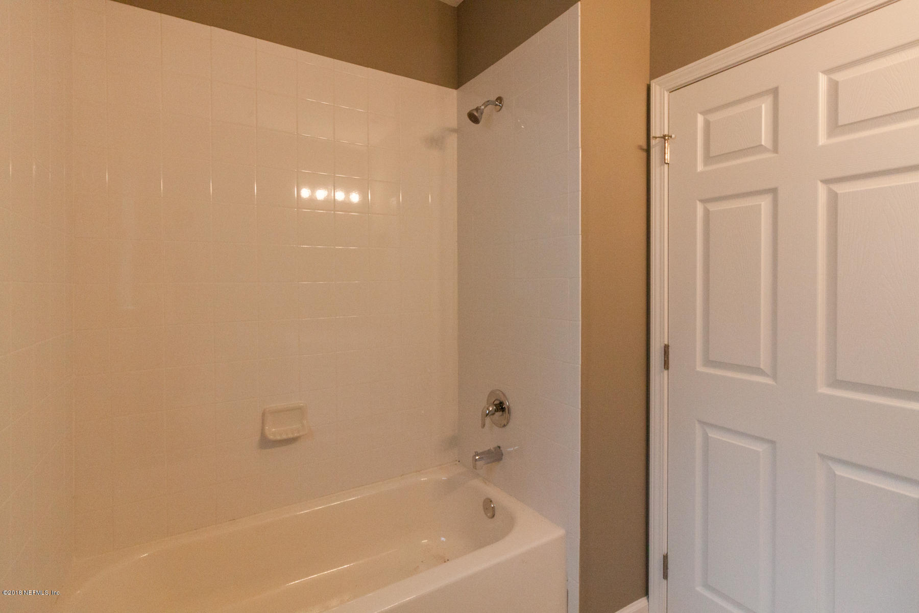 12879 Beaubien Road Jacksonville, FL 32258 - Photo 24 of 28 a bathroom with a bathtub