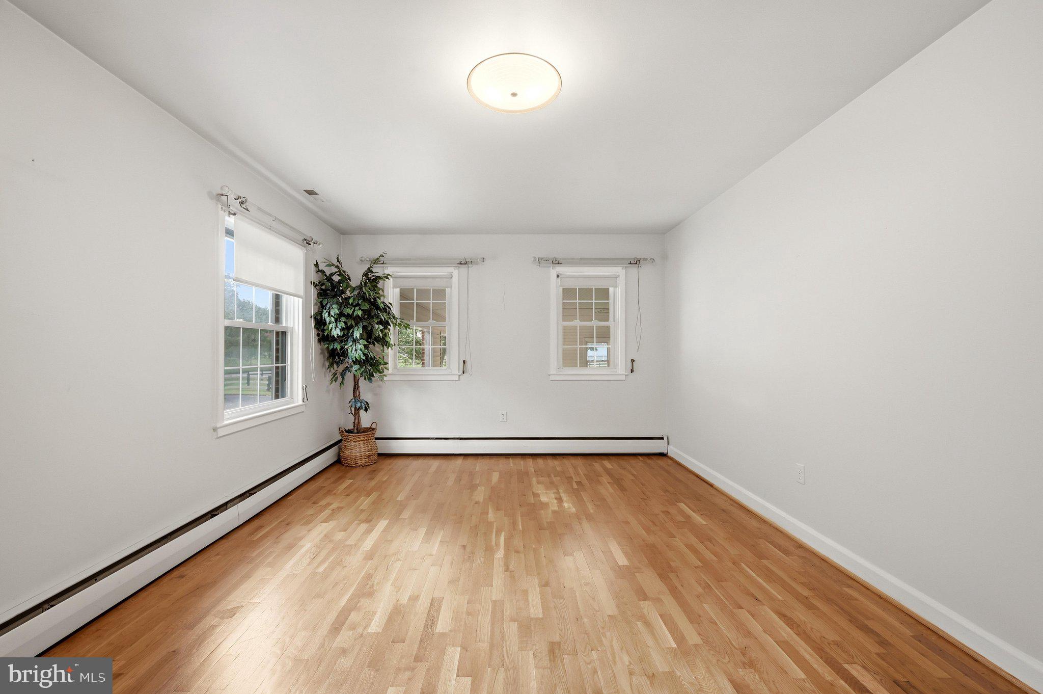 17751 Harmony Church Road Hamilton, VA 20158 - Photo 12 of 66 Living Room