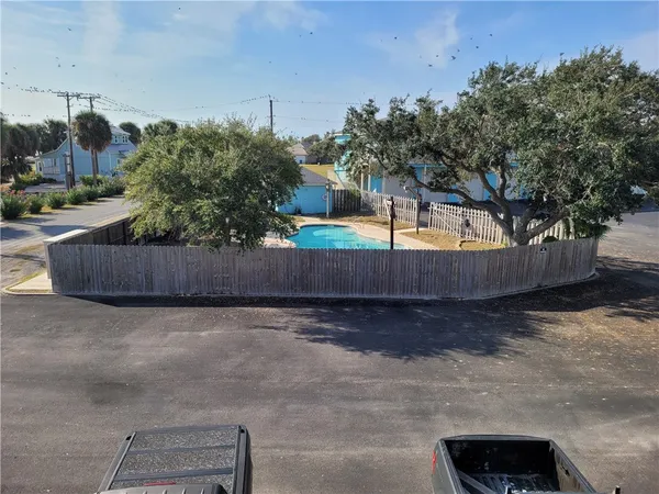 a view of a backyard