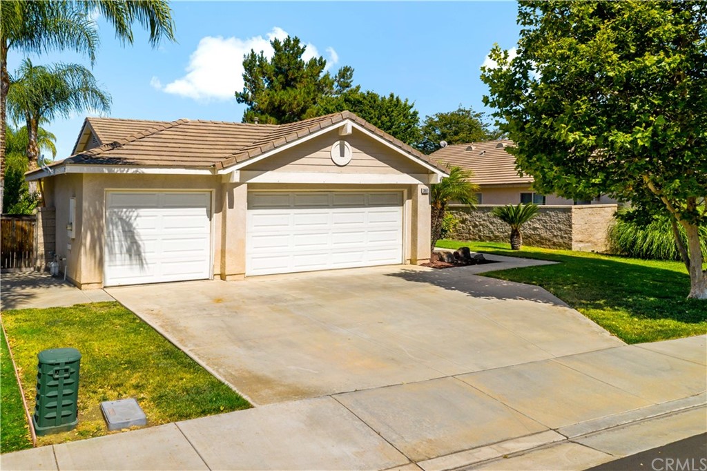 36661 Beech Street Winchester, CA 92596 - Photo 3 of 33 a view of garage and yard