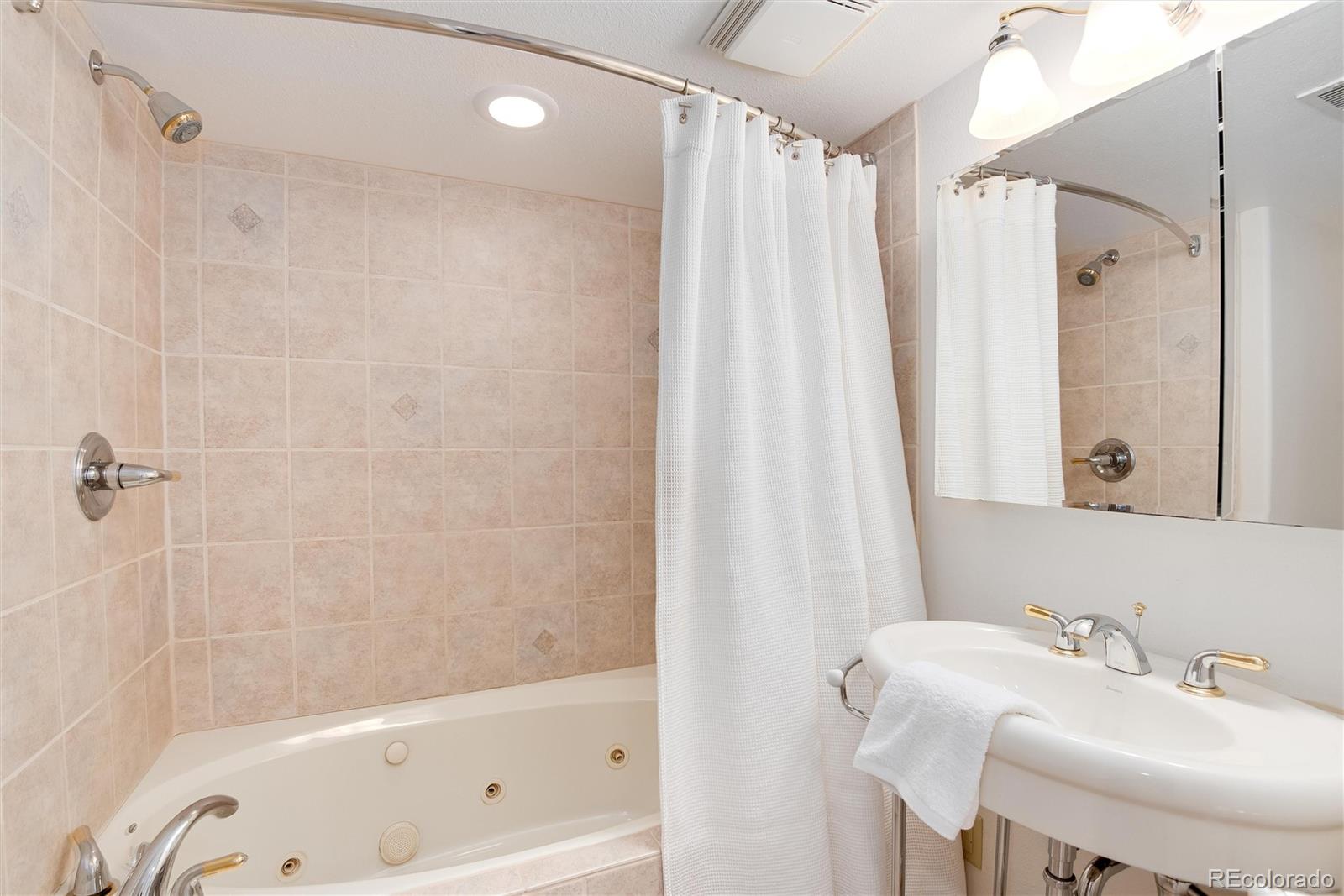 2526 Spring Hill Court Highlands Ranch, CO 80129 - Photo 33 of 35 Gallery Image 33