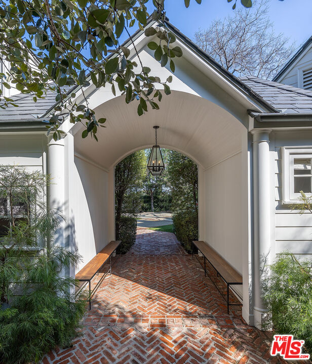 655 MacCulloch Drive Los Angeles, CA 90049 - Photo 4 of 10