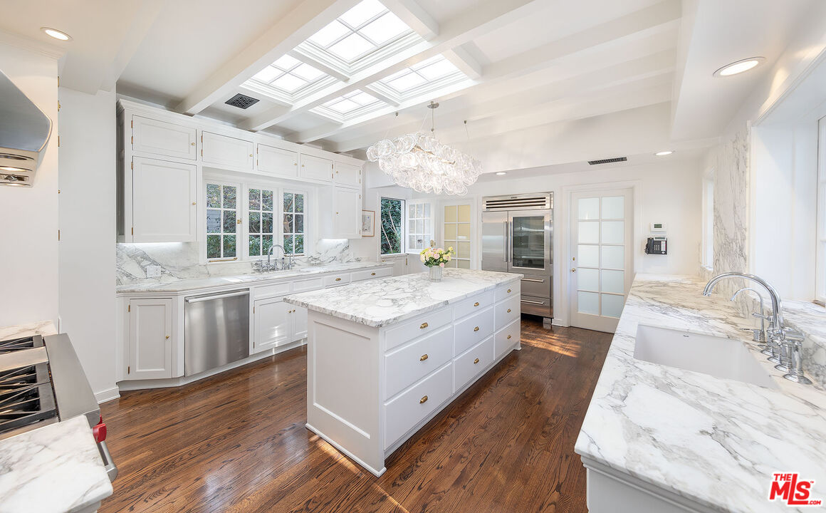 655 MacCulloch Drive Los Angeles, CA 90049 - Photo 7 of 10