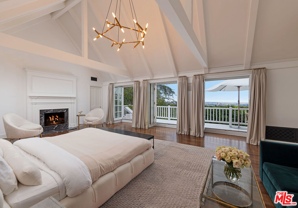 655 MacCulloch Drive Los Angeles, CA 90049 - Photo 8 of 10