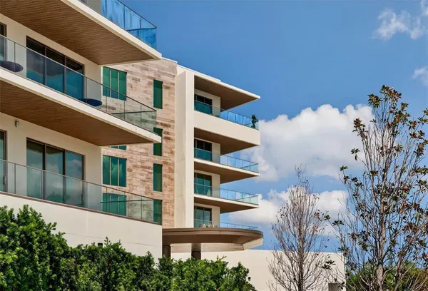 a view of a multi story building