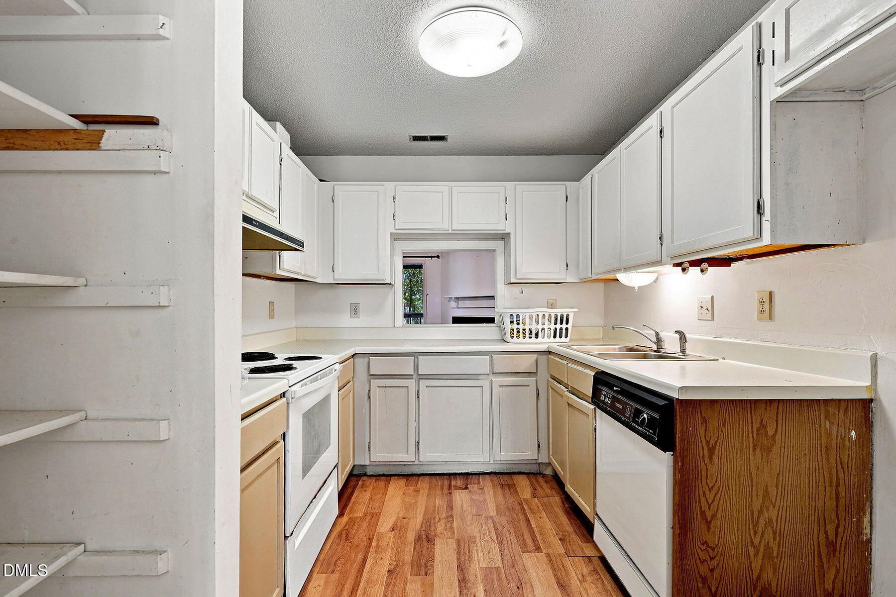 4621 Timbermill Court Raleigh, NC 27612 - Photo 4 of 22 Kitchen