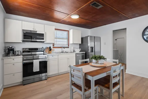 $2,000 | 1308 East 12th Street, Unit A, Austin, TX 78702