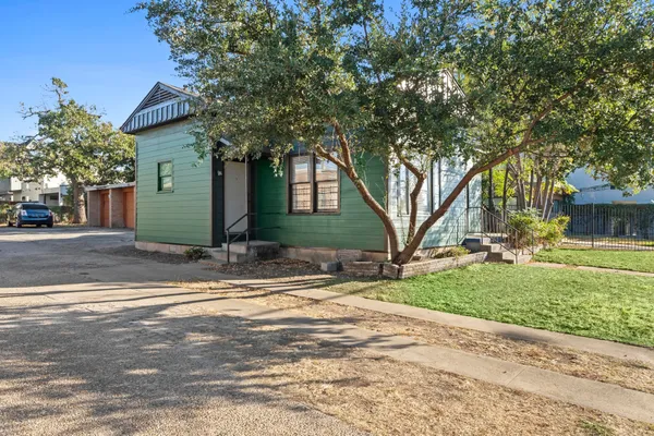 $2,000 | 1308 East 12th Street, Unit A, Austin, TX 78702