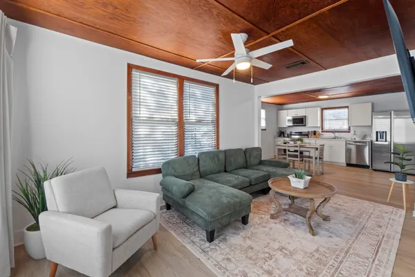 $2,000 | 1308 East 12th Street, Unit A, Austin, TX 78702