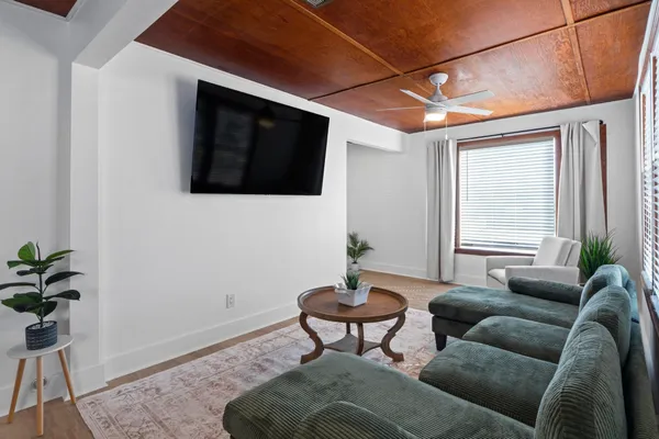 $2,000 | 1308 East 12th Street, Unit A, Austin, TX 78702