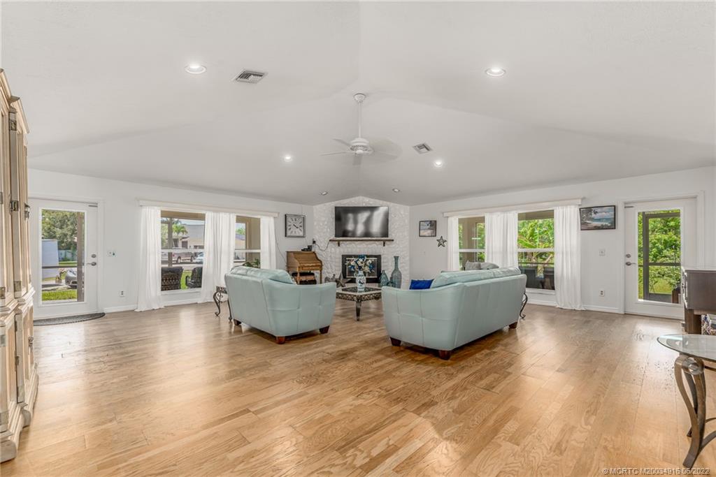 4236 Southeast Rainbows End Stuart, FL 34997 - Photo 7 of 32