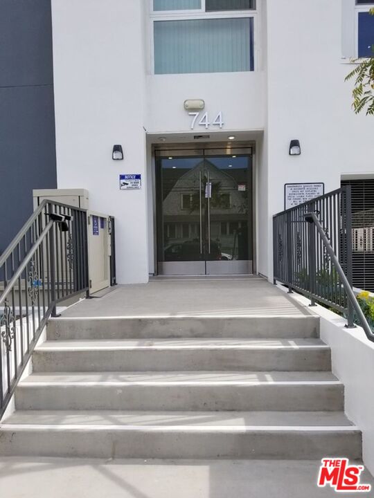 744 Hartford Avenue, Unit 206 Los Angeles, CA 90017 - Photo 19 of 23 a view of entryway and hall