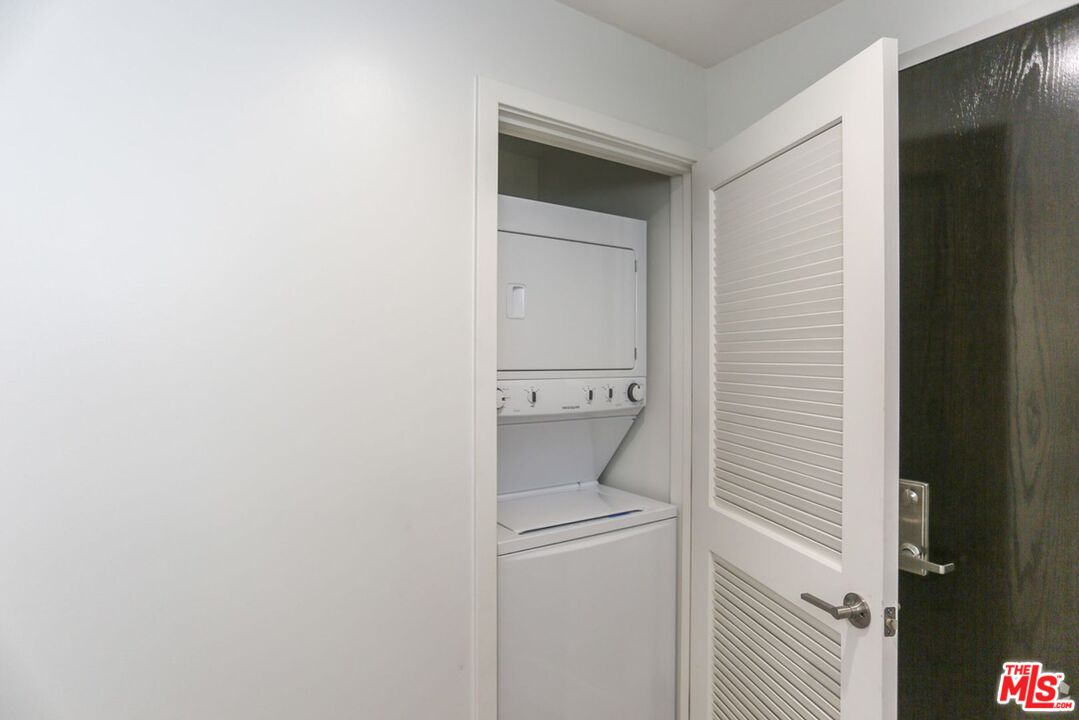 744 Hartford Avenue, Unit 206 Los Angeles, CA 90017 - Photo 3 of 23 a bathroom with a toilet