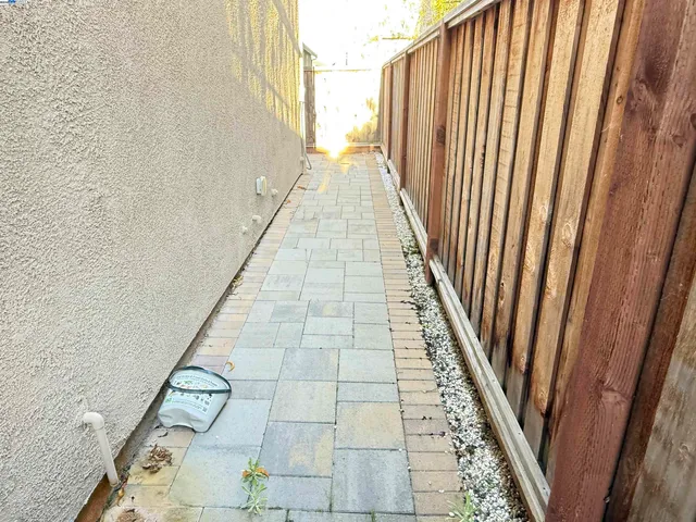 a view of a backyard