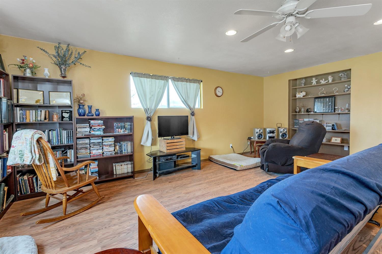4178 Dodge Road White City, OR 97503 - Photo 6 of 35 a living room with furniture and a flat screen tv