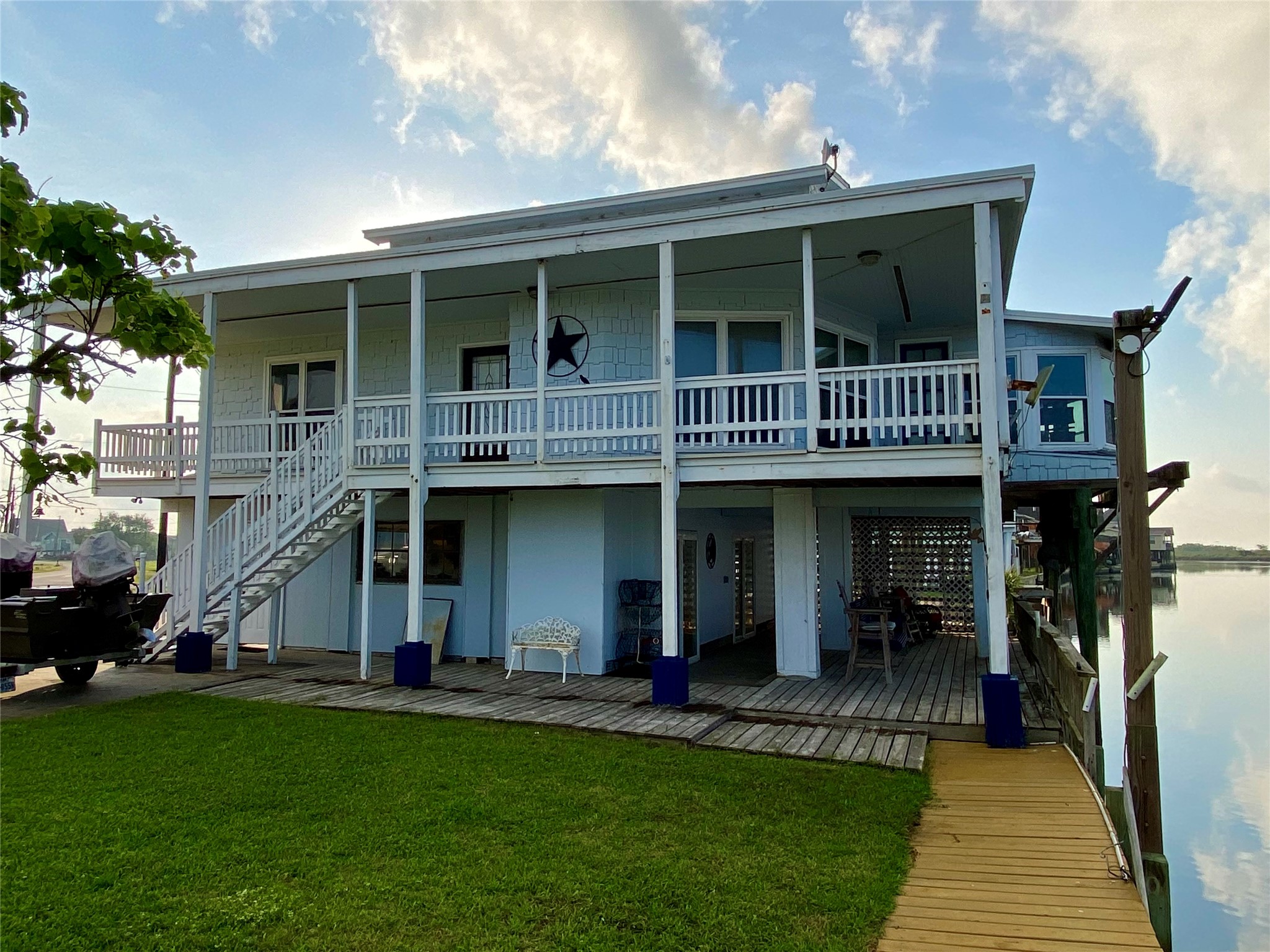 a view of a house with backyard and porch