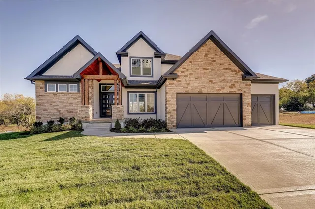 $764,900 | 4005 Northeast Apple Grove Drive, Lee's Summit, MO 64064