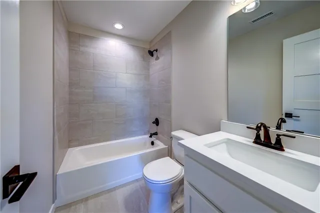 $764,900 | 4005 Northeast Apple Grove Drive, Lee's Summit, MO 64064