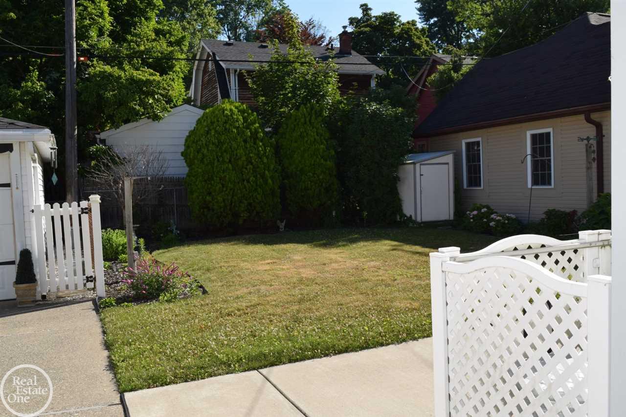 114 Muir Road Grosse Pointe, MI 48236 - Photo 21 of 23 31354895-20.JPG