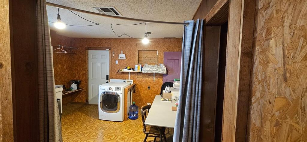 604 West 11th Street Quanah, TX 79252 - Photo 13 of 18 a bathroom with a tub and shower