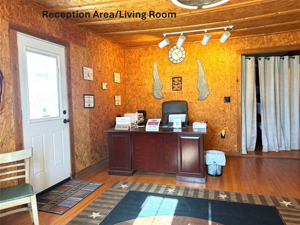 604 West 11th Street Quanah, TX 79252 - Photo 2 of 18 a view of living room with furniture and wooden floor