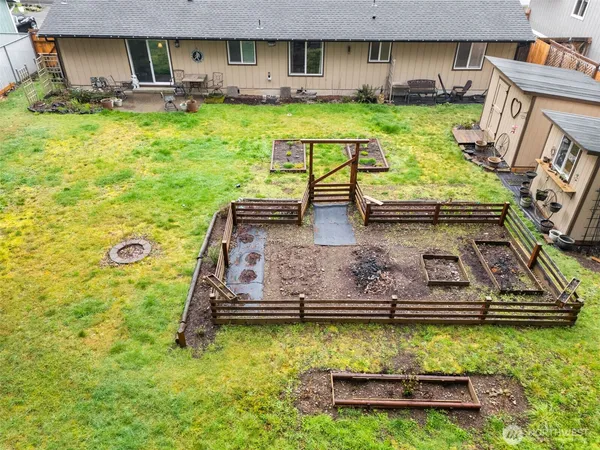 a view of a house with backyard