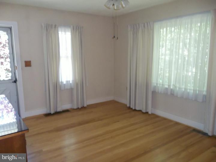 131 Knapp Road Lansdale, PA 19446 - Photo 4 of 19 Living Room