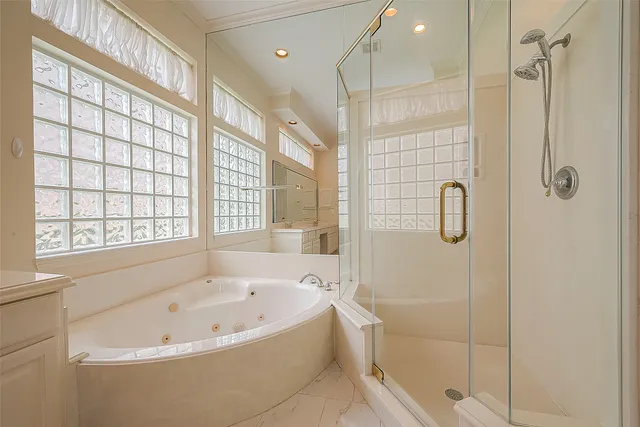 a view of a livingroom with a ceiling fan