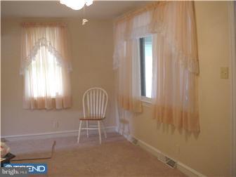 48 Quaker Road Pennsville, NJ 08070 - Photo 5 of 11 Living Room