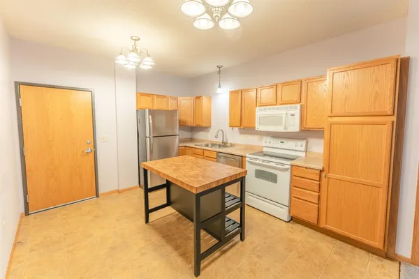 $197,000 | 1590 Parkwood Drive, Unit 102, Woodbury, MN 55125