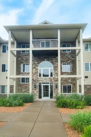 $197,000 | 1590 Parkwood Drive, Unit 102, Woodbury, MN 55125