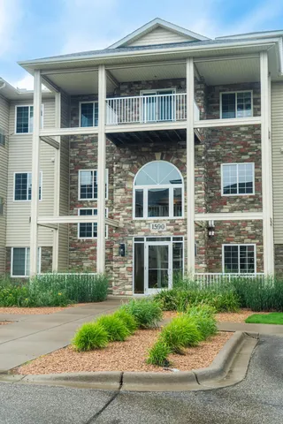 $197,000 | 1590 Parkwood Drive, Unit 102, Woodbury, MN 55125