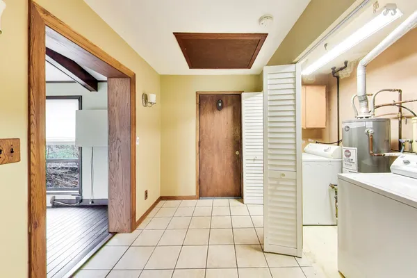 a entryway view with a outdoor space