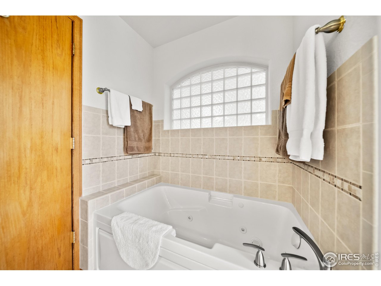 17680 County Rd Q.8 Fort Morgan, CO 80701 - Photo 13 of 40 a bathroom with a bathtub and a shower