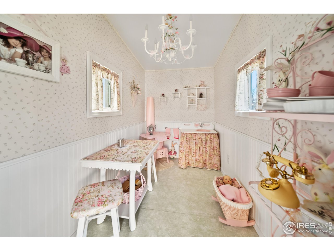17680 County Rd Q.8 Fort Morgan, CO 80701 - Photo 29 of 40 a living room with furniture and a table