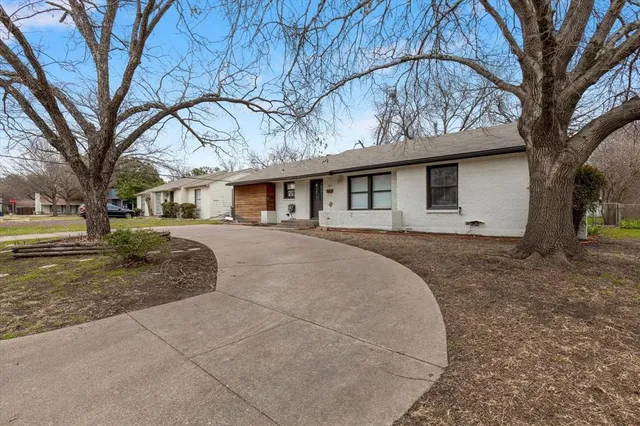 a house view with a outdoor space