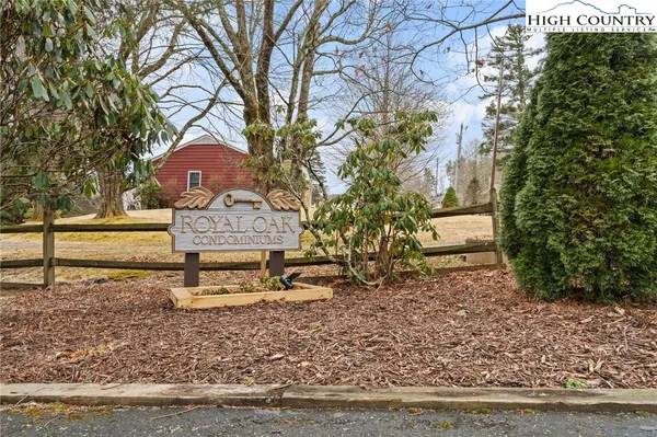 a bench is sitting in the middle of a yard