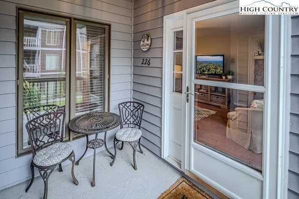 a view of livingroom with furniture
