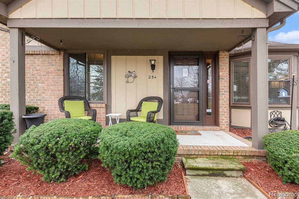 254 Meadow Bridge Drive Rochester Hills, MI 48307 - Photo 3 of 24