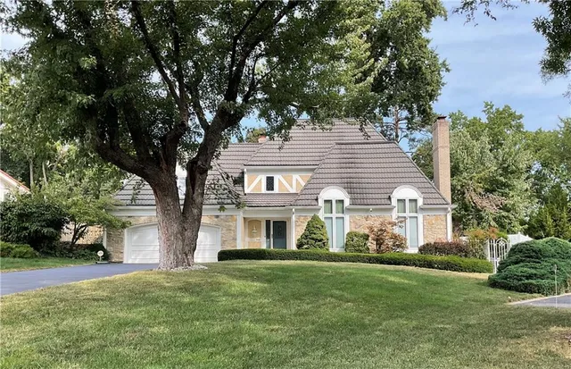 $880,000 | 5482 West 85th Terrace, Prairie Village, KS 66207