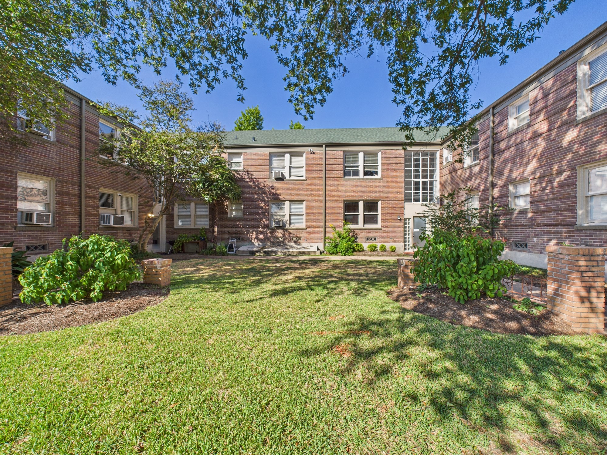 1920 Richmond Avenue, Unit 16 Houston, TX 77098 - Photo 16 of 18 a front view of a house with garden