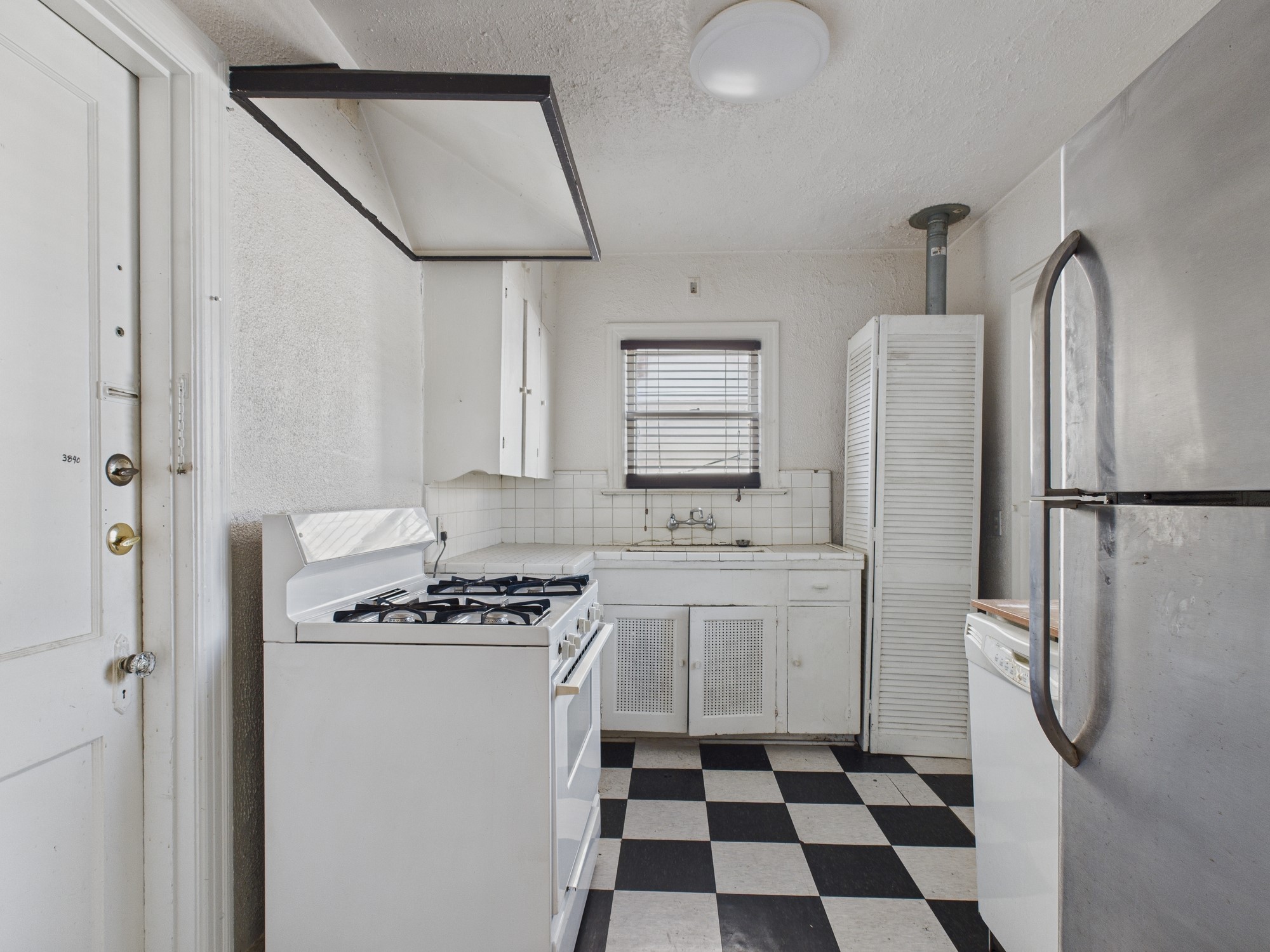 1920 Richmond Avenue, Unit 16 Houston, TX 77098 - Photo 6 of 18 a kitchen with stainless steel appliances a refrigerator a stove a sink and a refrigerator