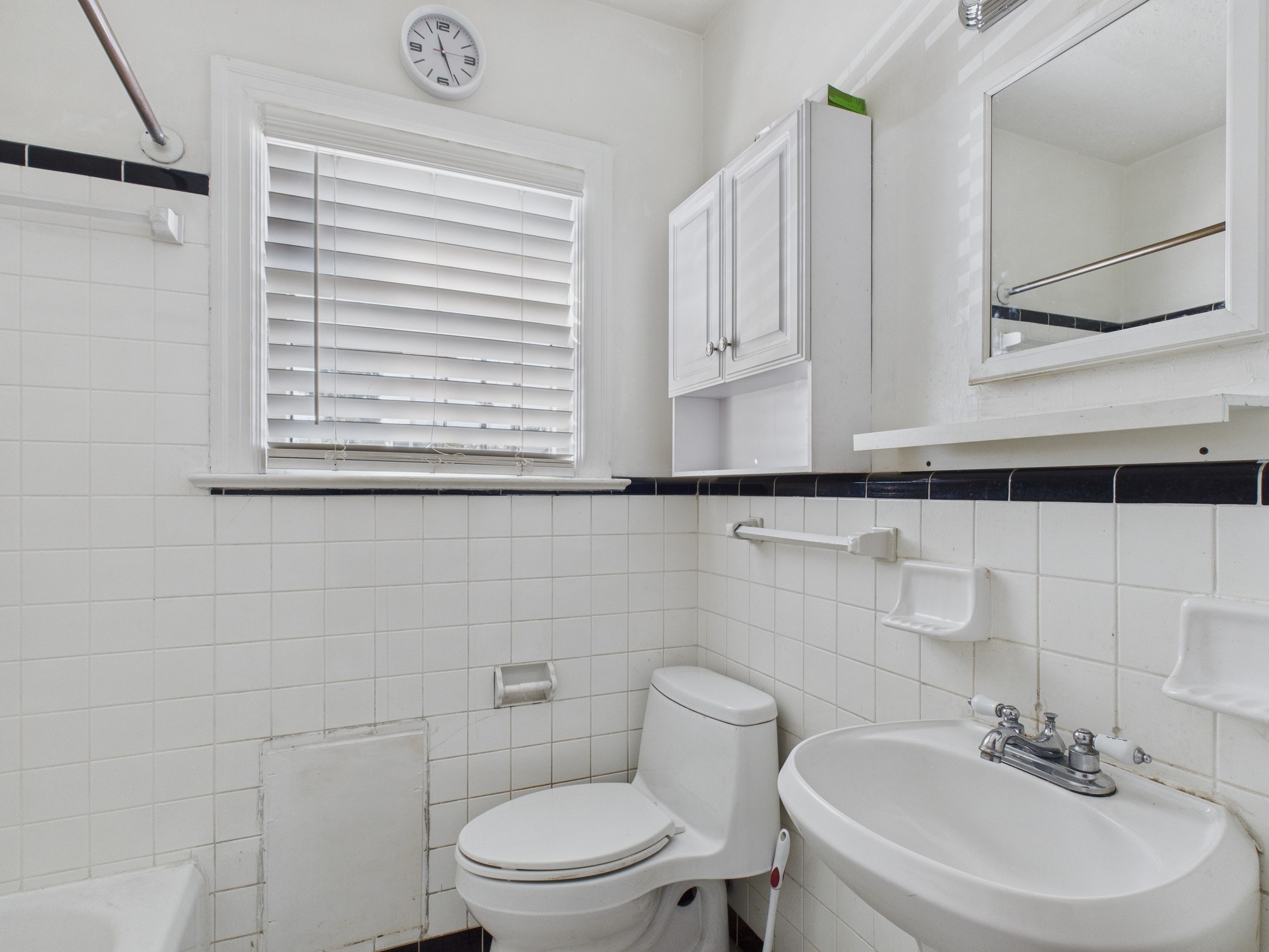 1920 Richmond Avenue, Unit 16 Houston, TX 77098 - Photo 7 of 18 a bathroom with a toilet a sink and a mirror