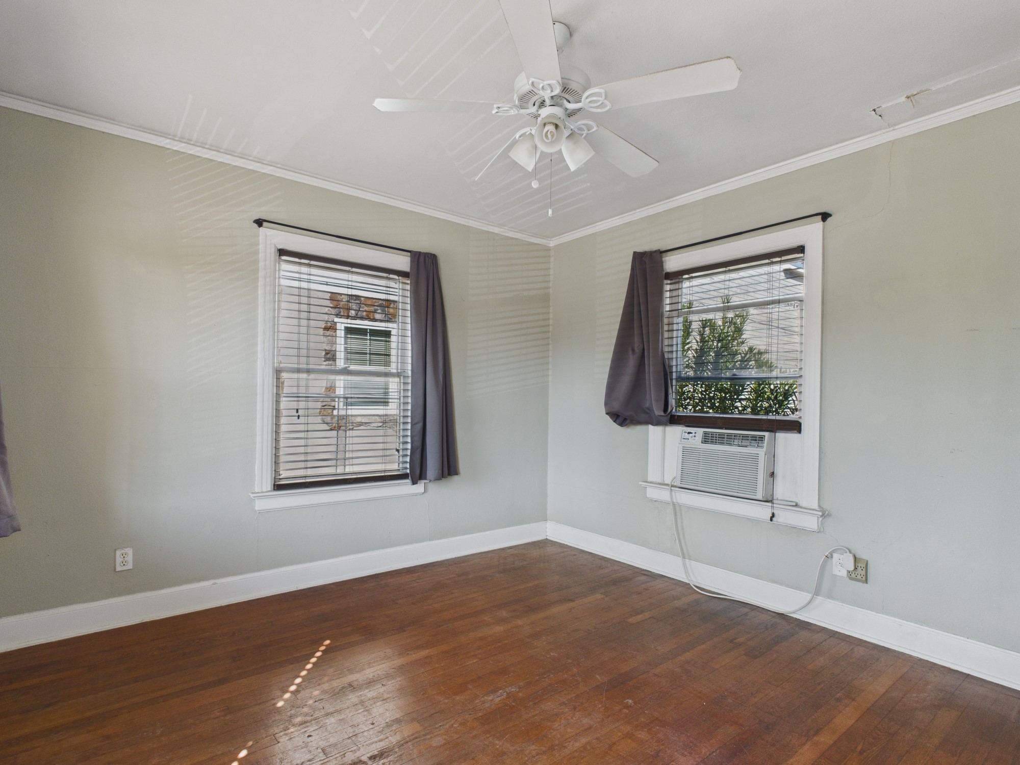 1920 Richmond Avenue, Unit 16 Houston, TX 77098 - Photo 8 of 18 a view of an empty room with a window