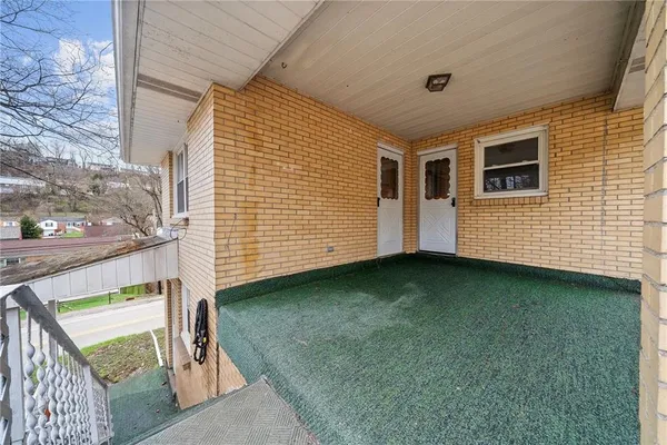 a view of a house with backyard