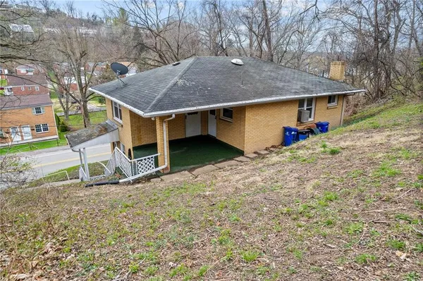 a view of a house with a yard