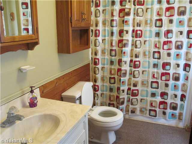 428 Quaker Road Mount Airy, NC 27030 - Photo 9 of 10 Bath.
